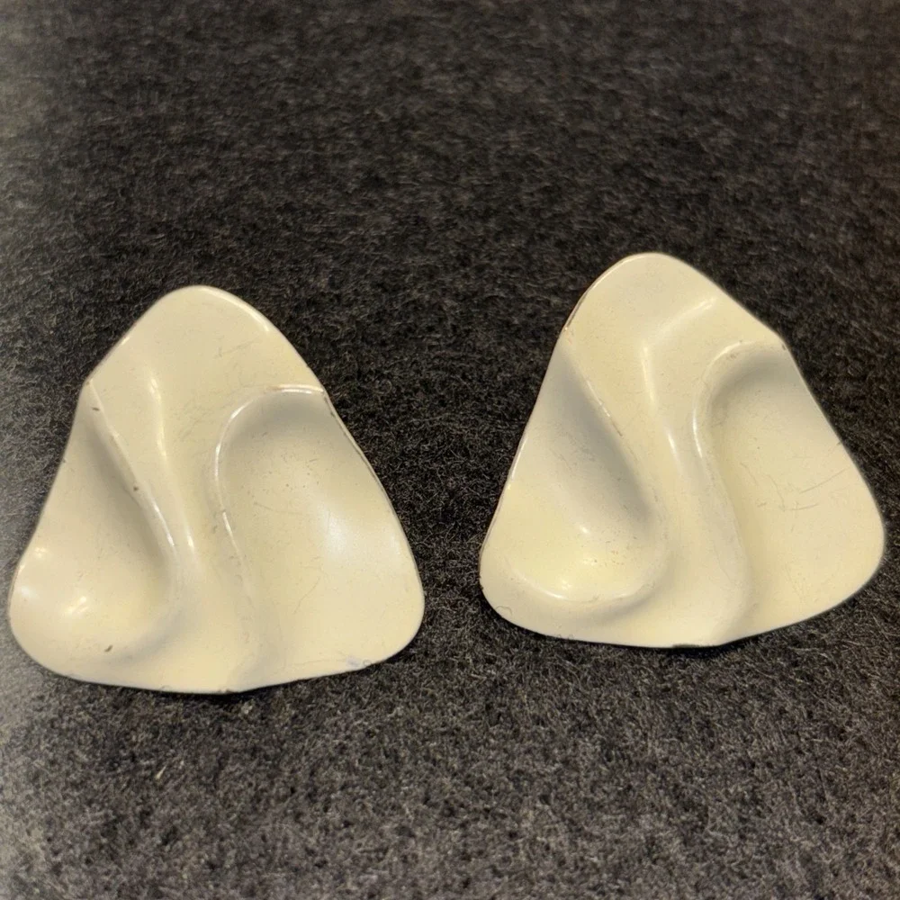 1980's Vintage White Color Diamond Shaped Rippled Metal Fashion Earrings